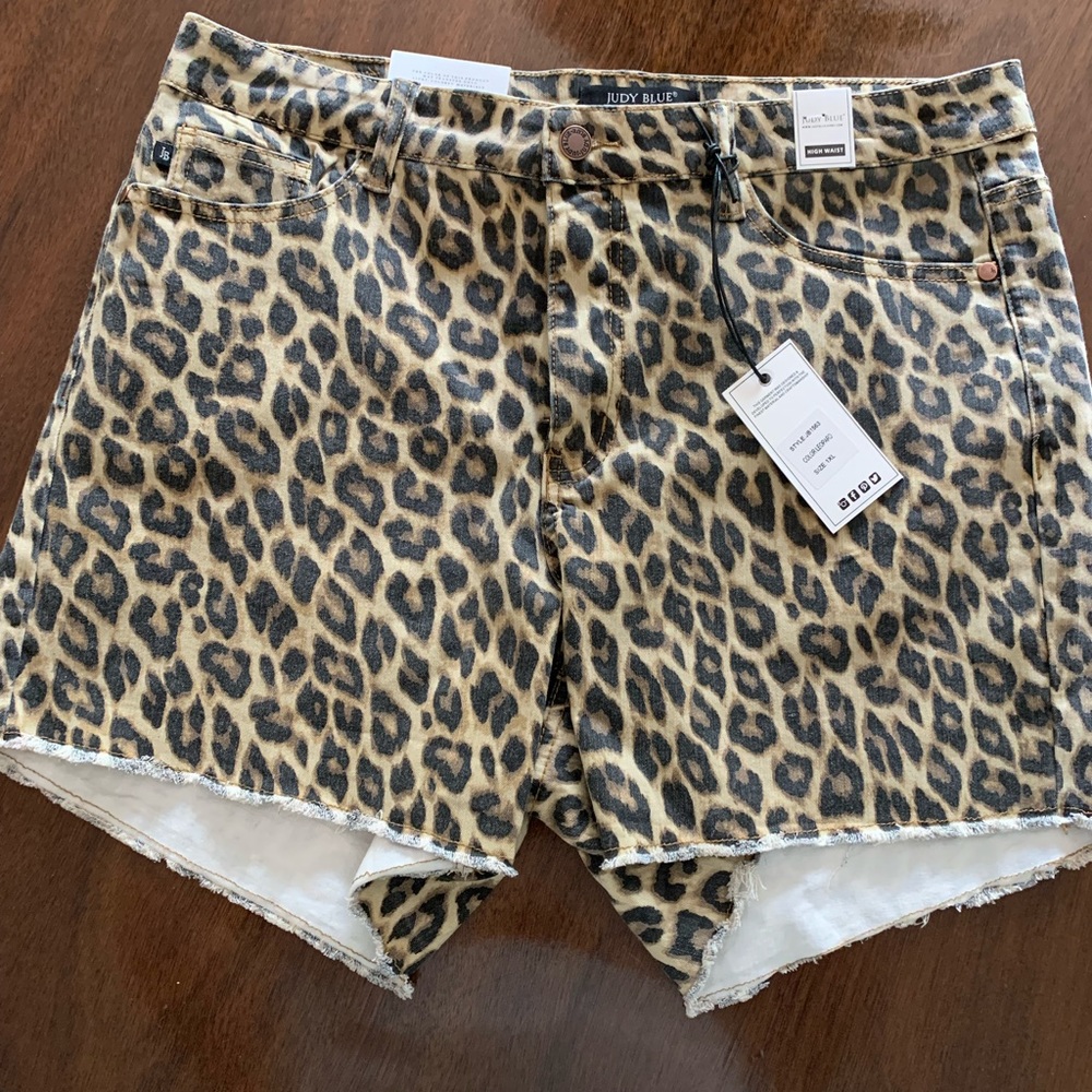 BNWT Judy Blue leopard shorts